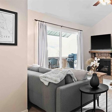 Cozy Top Floor Condo With Mountain Views パークシティ エクステリア 写真