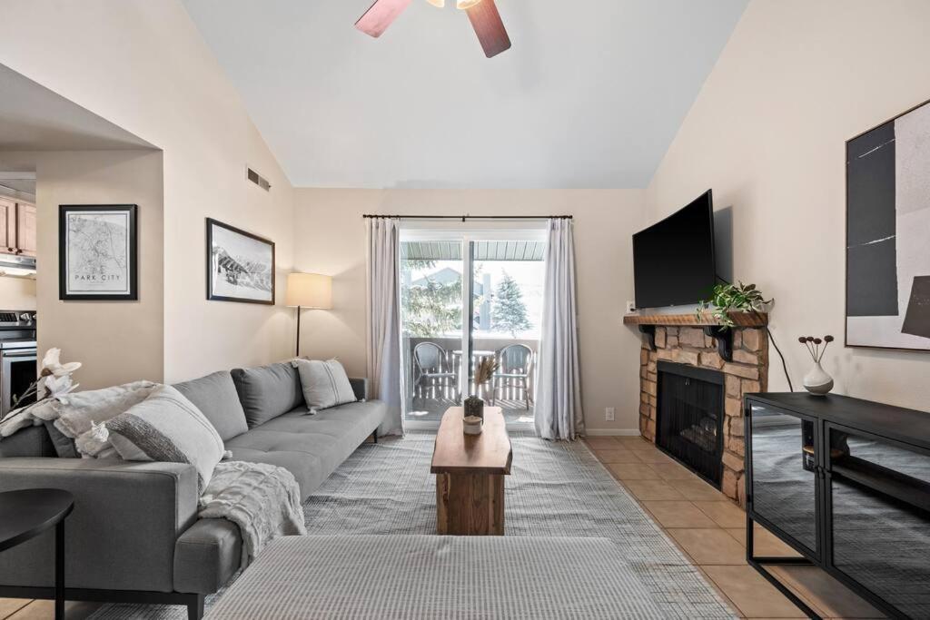 Cozy Top Floor Condo With Mountain Views パークシティ エクステリア 写真