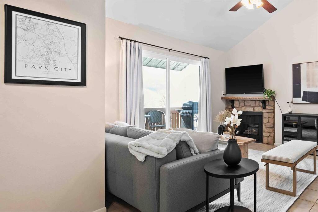 Cozy Top Floor Condo With Mountain Views パークシティ エクステリア 写真