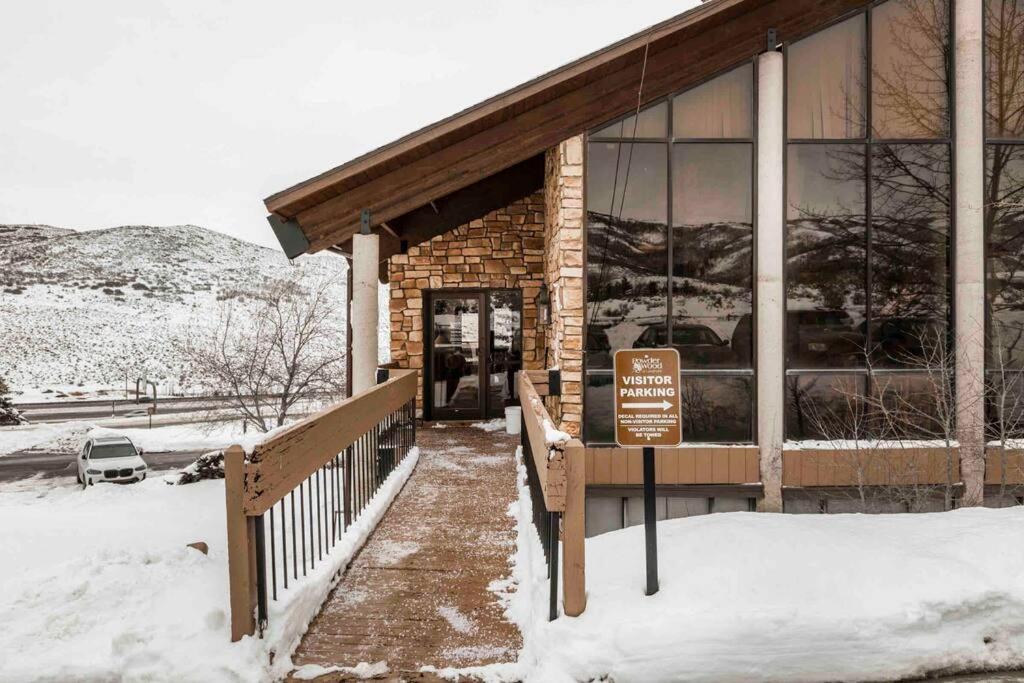 Cozy Top Floor Condo With Mountain Views パークシティ エクステリア 写真
