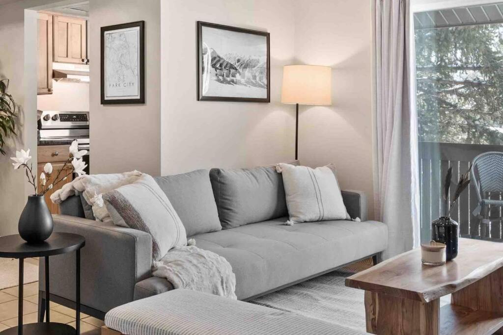Cozy Top Floor Condo With Mountain Views パークシティ エクステリア 写真