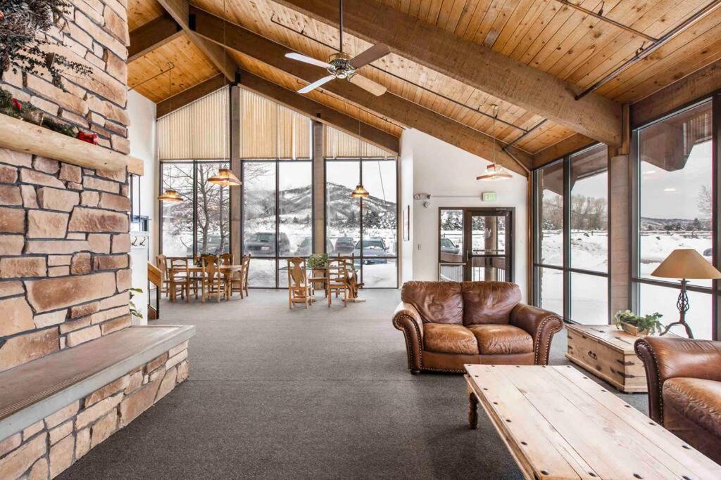 Cozy Top Floor Condo With Mountain Views パークシティ エクステリア 写真